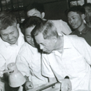 1981年8月9日，中共中央政治局委員、書(shū)記處書(shū)記、國(guó)務(wù)院副總理方毅來(lái)廠所（寶鈦集團(tuán)）視察、題字，陪同視察的有國(guó)家計(jì)委副主任林華、冶金部副部長(zhǎng)周傳典、張凡等。